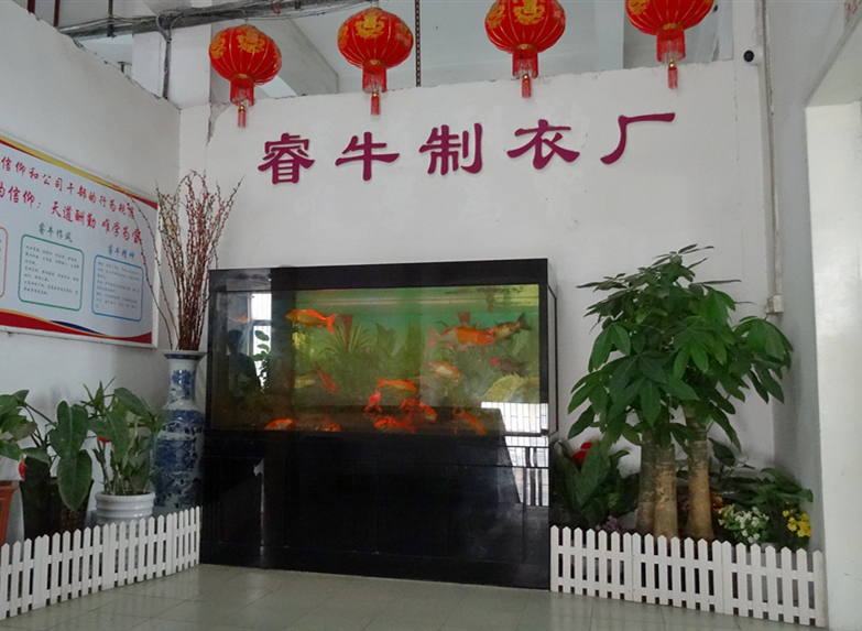 羽絨服生產(chǎn)廠家,車間生產(chǎn)線一角