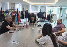 訂做羽絨服廠家客戶遠(yuǎn)道而來驗(yàn)廠